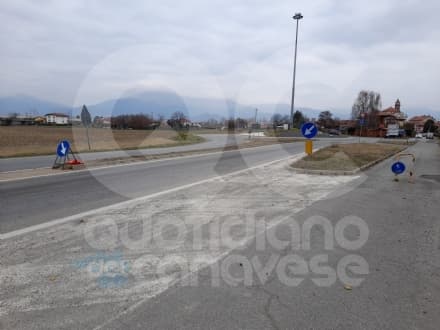 OZEGNA - Si schianta contro la rotonda e scappa: la rabbia degli automobilisti