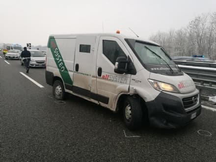ASSALTO AL PORTAVALORI - Rapinatori armati di kalashnikov sull'autostrada A5: scattano le ricerche in tutto il Canavese - FOTO