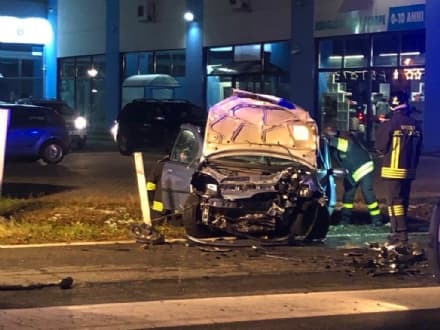 IVREA - Grave incidente sulla statale 228: cinque feriti e due auto distrutte. Due bambini in ospedale