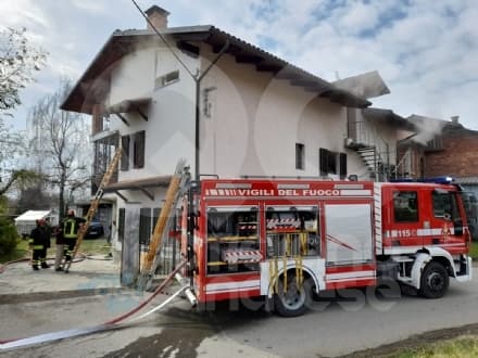 CASTELLAMONTE - Allarme incendio in una villetta - FOTO