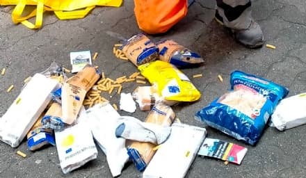 PONT CANAVESE - Cibo donato buttato vicino ai bidoni della spazzatura: paese indignato