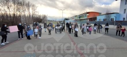 RIVAROLO CANAVESE - Mamme e papà protestano contro la Dad: «Le scuole per i bimbi sotto i 12 anni vanno riaperte» - FOTO