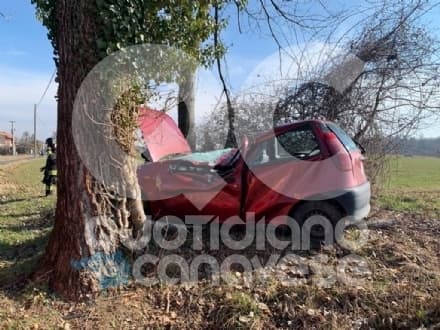 SAN CARLO CANAVESE - Schianto sulla provinciale, auto distrutta dopo essersi ribaltata: un ferito trasportato al Cto - FOTO