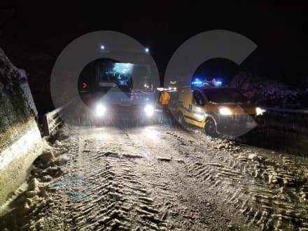 CANDIA CANAVESE - Camion e due pullman bloccati in salita a causa della neve - FOTO