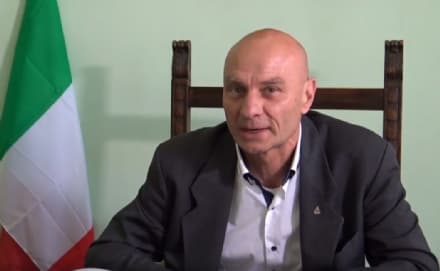 RIVAROLO CANAVESE - «Siamo tutti Alberto Rostagno»: i sindaci manifestano sotto il municipio dopo la condanna del primo cittadino