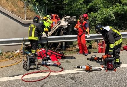 TRAGEDIA SULL'AUTOSTRADA - Auto precipita dal viadotto tra Volpiano e Settimo: una donna morta, un'altra ferita - FOTO