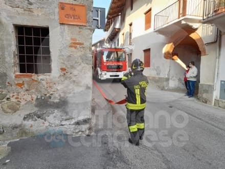 SAN MARTINO CANAVESE - Prende fuoco uno stabile in centro, provvidenziale intervento dei vigili del fuoco - FOTO E VIDEO