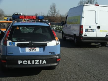 VOLPIANO - Ubriaco si ribalta in A5: polizia gli ritira la patente