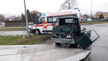BUSANO - Incidente stradale: uomo ferito a bordo di un'Ape