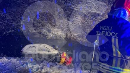 IVREA - Sbaglia manovra per la neve e finisce con l'auto nel naviglio: salvato dai vigili del fuoco - FOTO