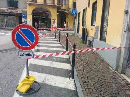 CASTELLAMONTE - Piovono tegole: passanti sfiorati - FOTO