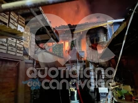LEINI - Casa prende fuoco nella notte, pensionato di 84 anni respira il fumo e finisce in ospedale - FOTO