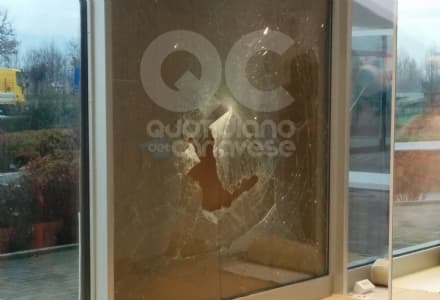 SAN GIORGIO - Ladri beffati: la vetrina resta in piedi - FOTO