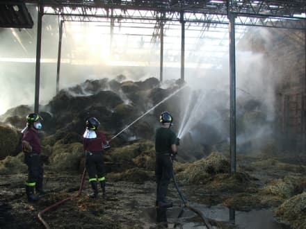 PIVERONE - Cascinale in fiamme, intervento in forze dei vigili del fuoco di Ivrea, Volpiano e Biella