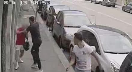 RAPINANO ANZIANO IN STRADA - Due marocchini arrestati: uno preso a Volpiano - VIDEO DELLA RAPINA