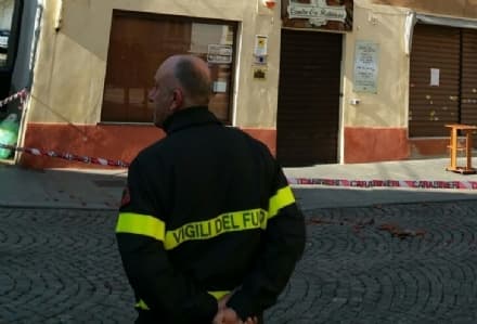 CASELLE - AEREO SFIORA LE CASE: PIOVONO TEGOLE IN STRADA - FOTO