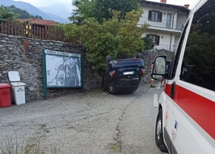 CUORGNE' - Incidente stradale a Priacco, auto finisce ruote all'aria: due feriti