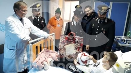 CIRIE' - Babbo Natale con la divisa dell'Arma: i carabinieri portano doni ai bimbi in ospedale - FOTO
