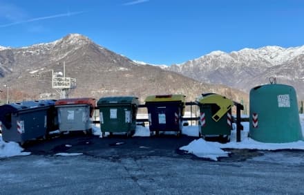 ALPETTE - Bidoni della spazzatura troppi vicini al parco giochi: i residenti chiedono il «trasloco»