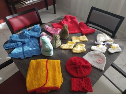 BORGARO - Sciarpe per i senzatetto fatte a mano dagli anziani della casa di riposo