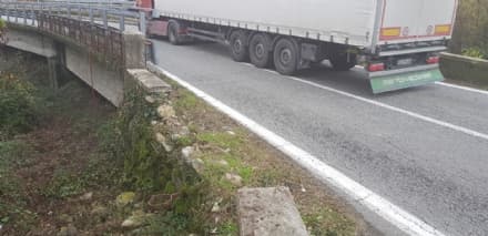 PONTE PRETI - Crolla un muretto prima del ponte sul Chiusella - FOTO