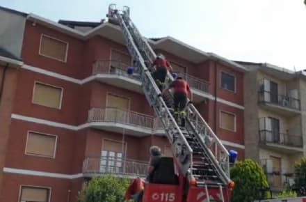 LEINI - Incendio sul tetto di una palazzina, diverse famiglie evacuate