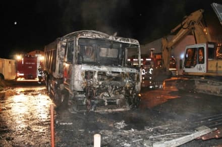 VALPERGA - Incendio da Mattioda: distrutti un camion e un escavatore parcheggiati nel cortile - FOTO