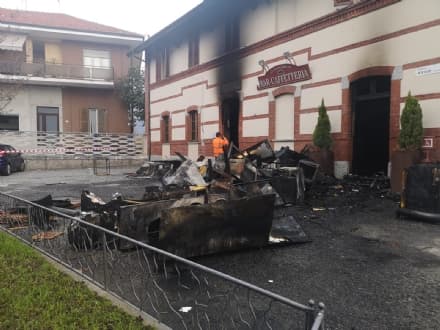 VALPERGA - Incendio al bar della stazione: trovati liquidi sospetti. Si fa strada l'ipotesi di un rogo doloso