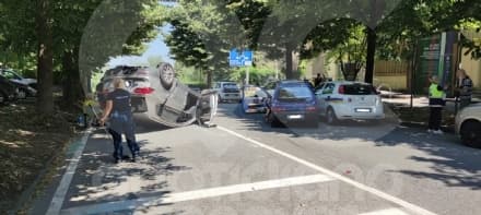 RIVAROLO CANAVESE - Scontro davanti alle Poste: auto finisce ruote all'aria - FOTO
