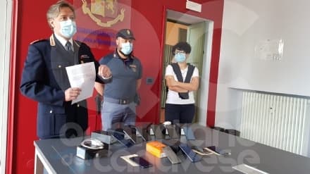IVREA - Rubano i telefoni cellulari negli uffici dell'Asl To4: tredici persone denunciate dalla polizia
