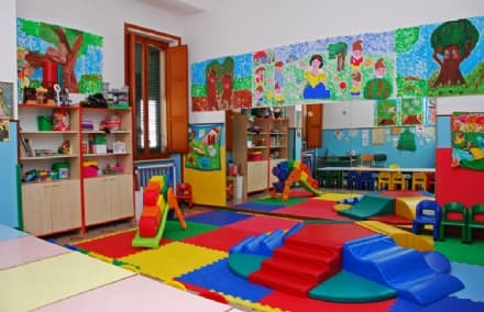 CHIVASSO - Pantaloni rosa a un bimbo: la mamma si scaglia contro le maestre