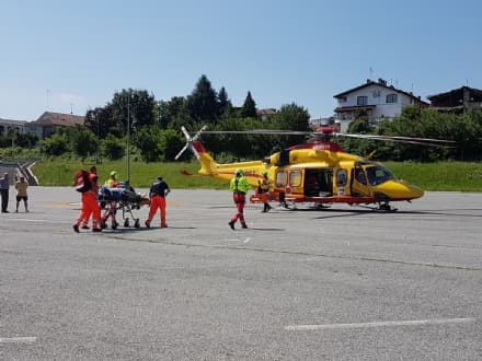CUORGNE' - Auto contro scooter in via Ponte Vecchio: ferito trasportato con l'elicottero in ospedale