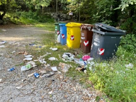 CUORGNE' - L'area attrezzata in frazione Nava trasformata in un immondezzaio