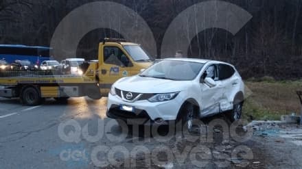 STRAMBINELLO - Auto si schianta sulla provinciale per la Valchiusella: 5 feriti - FOTO