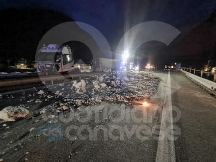 TORINO-AOSTA - Camion si ribalta e perde il carico sull'autostrada: si viaggia solo sulle corsie d'emergenza