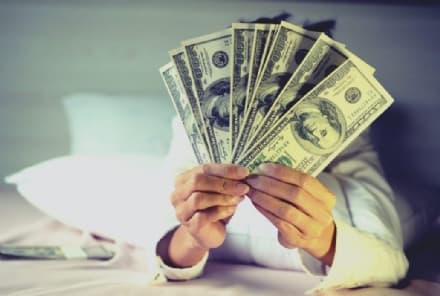 CURIOSITÀ – Dimmi come dormi (e ti dirò quanto guadagni)