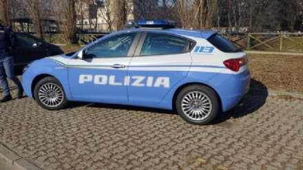 IVREA - Urina sulla volante della polizia, bacia una donna e aggredisce gli agenti: 26enne arrestato in stazione