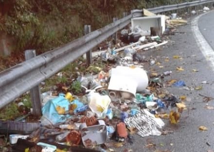 VERGOGNA SULLA 460 - Via le prime discariche abusive grazie ai volontari di Legambiente