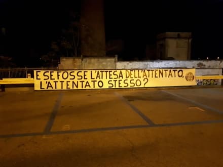 IVREA - Altro striscione di CasaPound, questa volta sul terrorismo