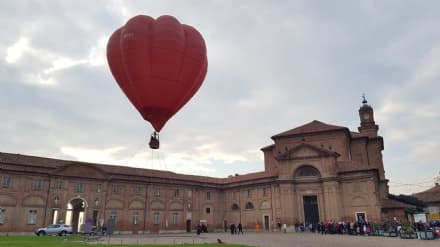 AGLIE' - La mongolfiera di Natale ha colorato piazza Castello - VIDEO