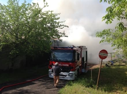 ORIO - Incendio devasta fienile e 100 rotoballe - FOTO e VIDEO
