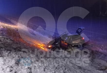 IVREA-SANTHIA' - Fuori strada per la neve, auto finisce nei campi