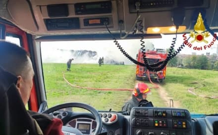 AZEGLIO - A fuoco il silos di un'azienda: delicato intervento dei vigili del fuoco
