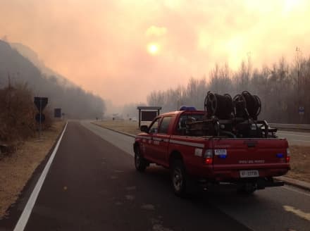 ALLARME INCENDI - Le fiamme salgono verso Nava e Navetta. Il fumo rende l'aria irrespirabile - FOTO