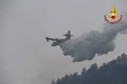 ALLARME INCENDI - Tre canadair e due elicotteri in azione contro le fiamme a Ribordone - FOTO e VIDEO