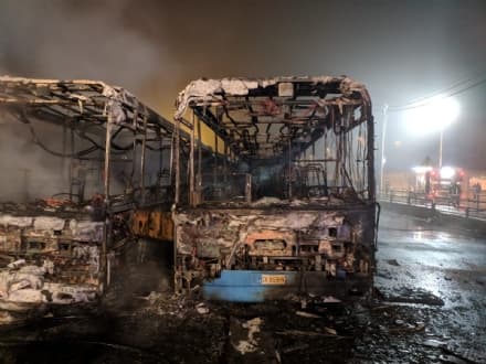 CIRIE' - Incendio doloso devasta i bus: sospetto piromane portato in caserma dai carabinieri - FOTO E VIDEO