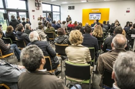 TORRAZZA - Più di 1000 persone in coda per lavorare da Amazon