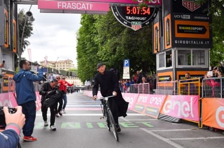 GIRO D'ITALIA - Don Matteo taglia il traguardo: Carapaz esulta, Roglic allunga