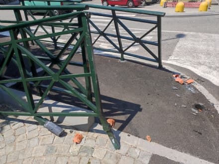 CASTELLAMONTE - Abbatte con l'auto le transenne di via Romana e scappa