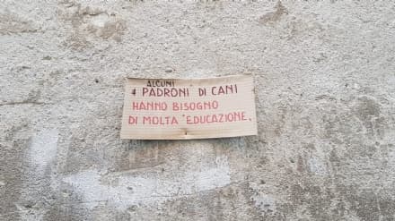 RIVAROLO - Spuntano cartelli in centro contro i padroni dei cani